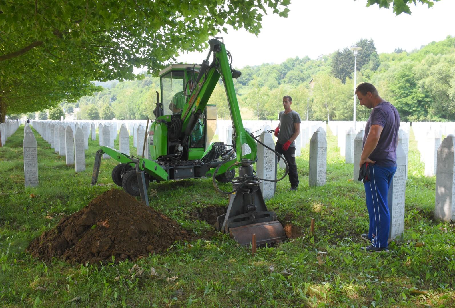 Pripreme za kolektivnu dženazu žrtava genocida 11. jula: U Potočarima počelo kopanje mezara