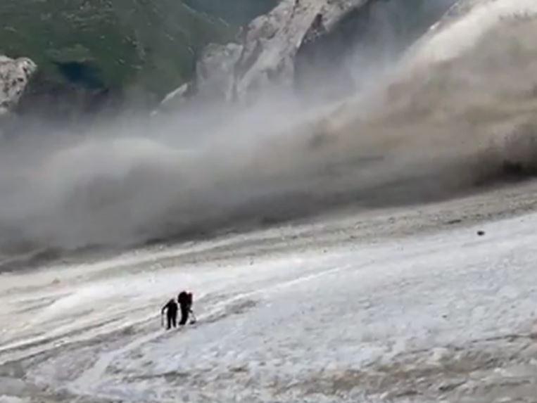 Potraga za nestalim planinarima: Vjeruje se da ih je 17 nestalo nakon što se odlomio komad alspkog glečera
