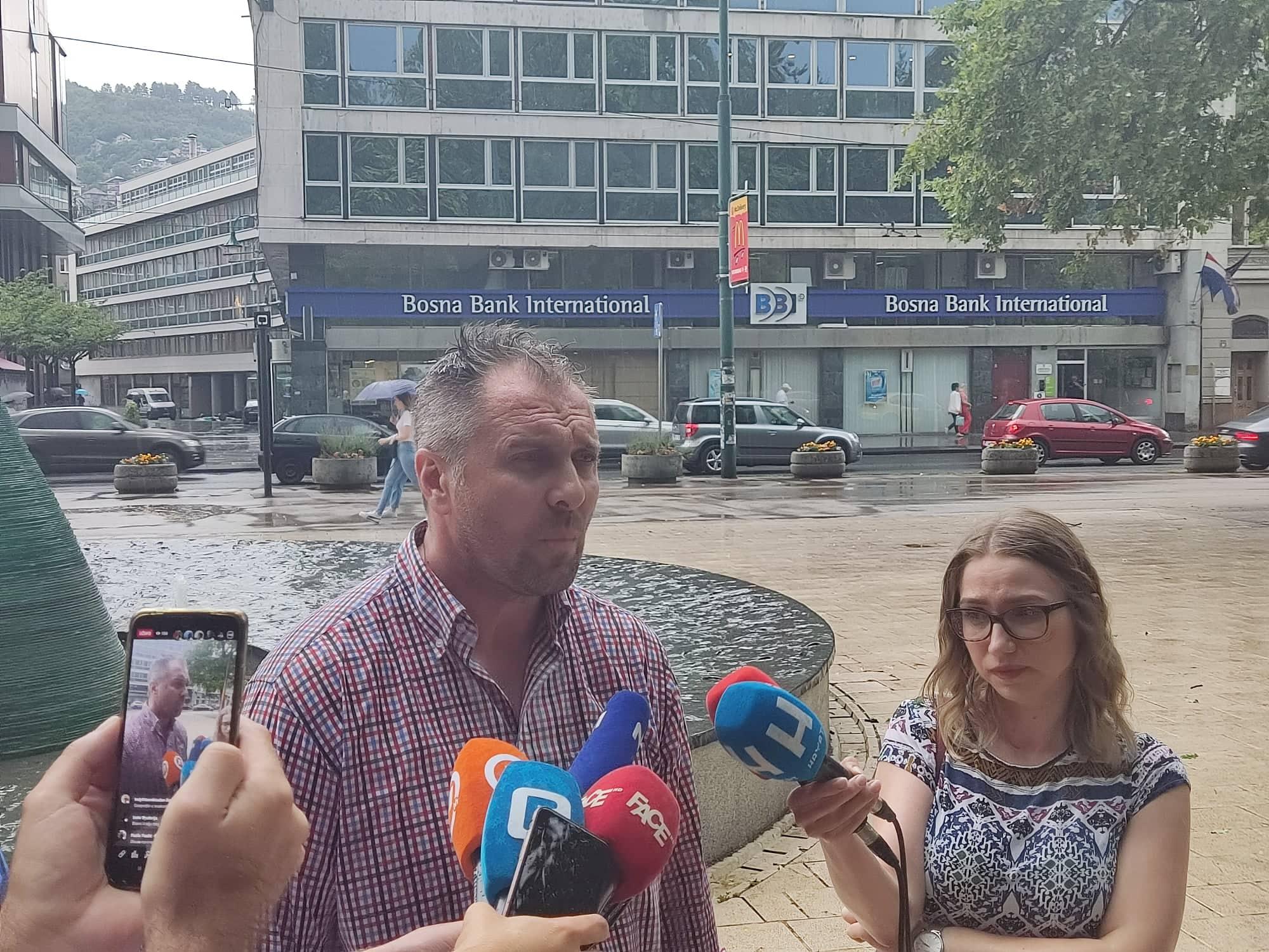 Na pitanje novinara "Avaza" da li će tužiti Stranku za BiH Šehović rekao: Ko je ikad podnio tužbu u predizbornim kampanjama?