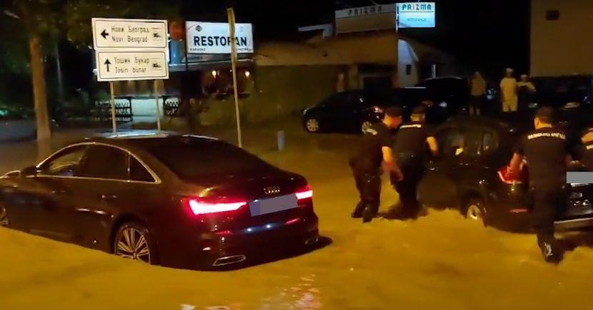 Poplave u Beogradu, brojni građani se s automobilima zaglavili u vodi