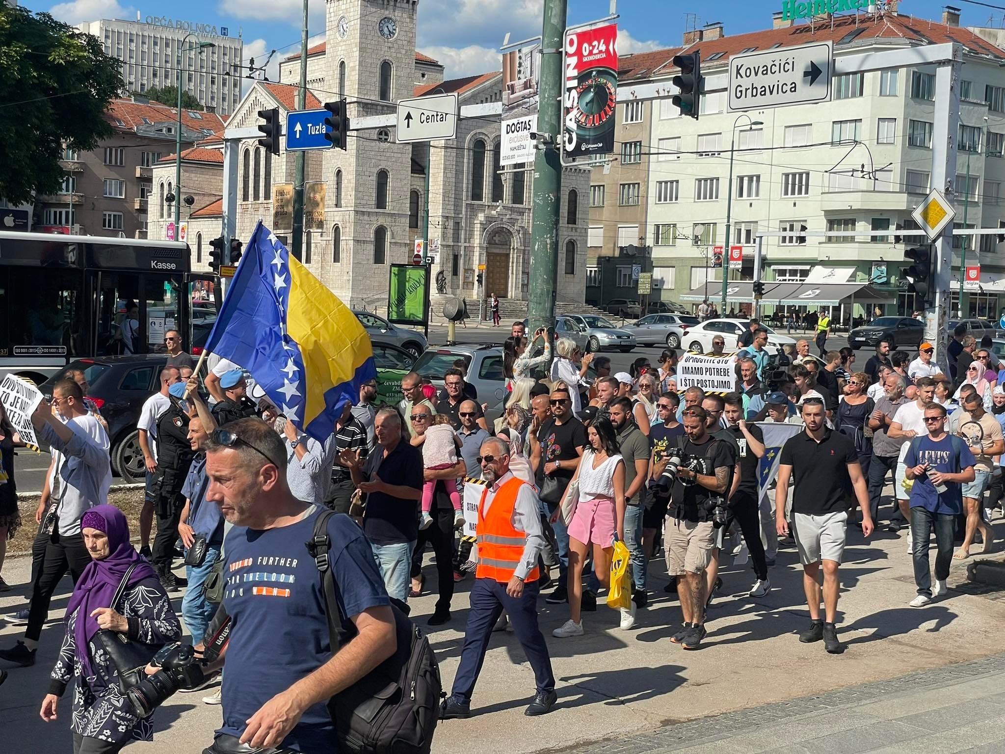 Kolona građana krenula prema Parlamentu BiH - Avaz