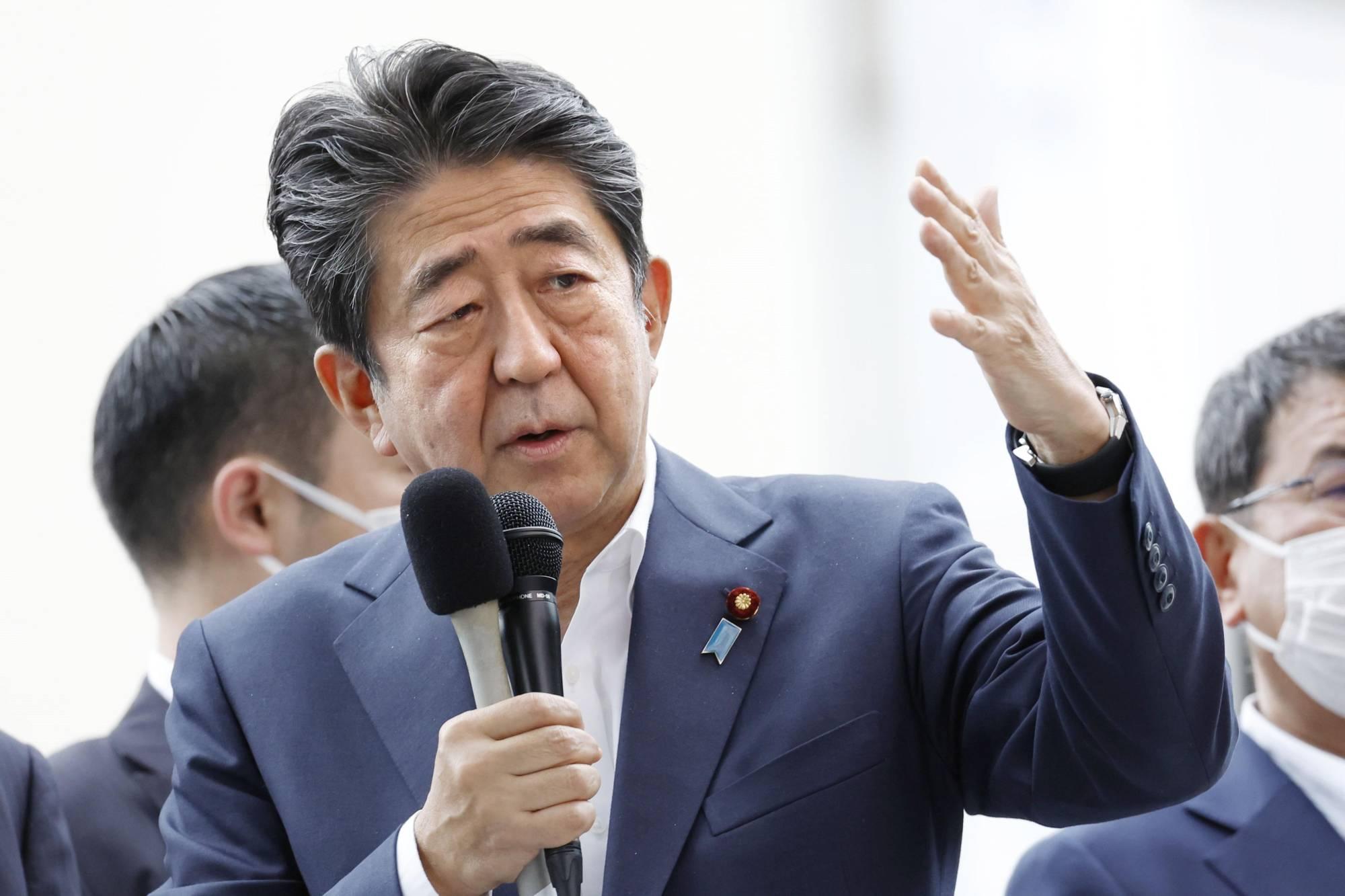 Bivši japanski premijer srušio se krvav usred govora: Vjeruje se da je upucan