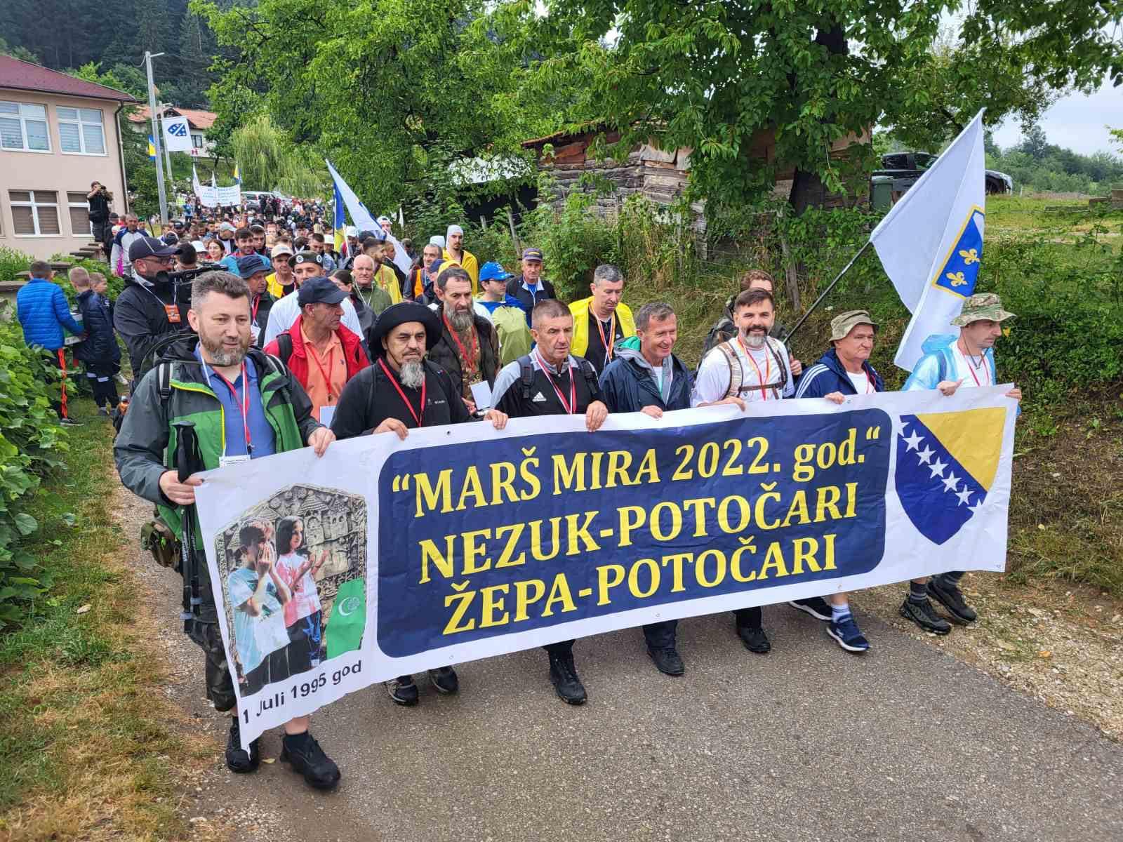Iz Nezuka krenuo "Marš mira": Hiljade ljudi odaju počast žrtvama genocida u Srebrenici