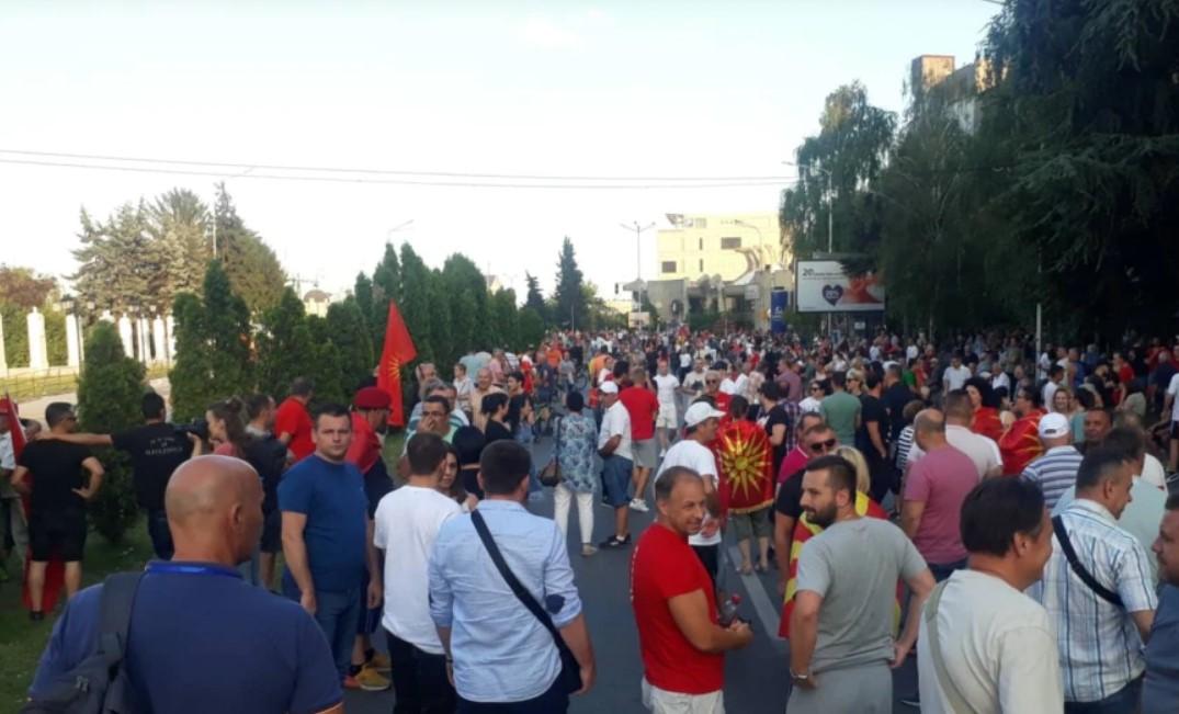 Demonstranti pred zgradom Vlade u Skoplju, Sjeverna Makedonija, 7. juli 2022. - Avaz