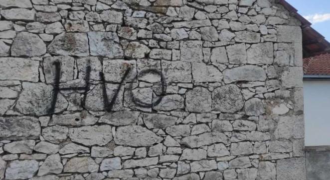 Na zgradi starog mekteba sprejem je napisano HVO - Avaz
