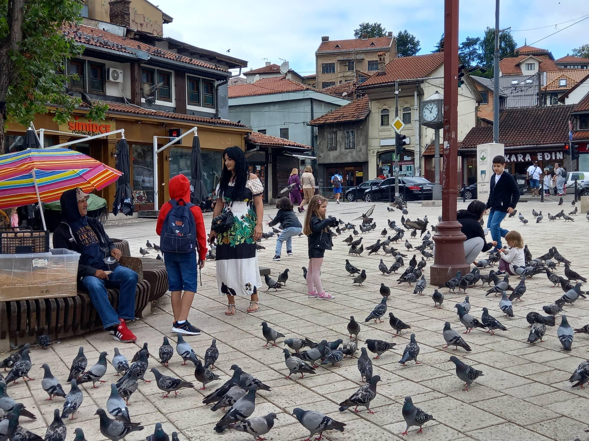 Bajramsko raspoloženje na sarajevskim ulicama: U šetnji najviše turista, zabavljaju ih trubači
