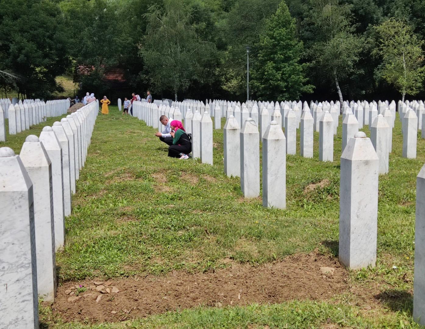 U Potočarima zavladala tišina: Na vječni počinak će biti ispraćeno 50 žrtava genocida u Srebrenici