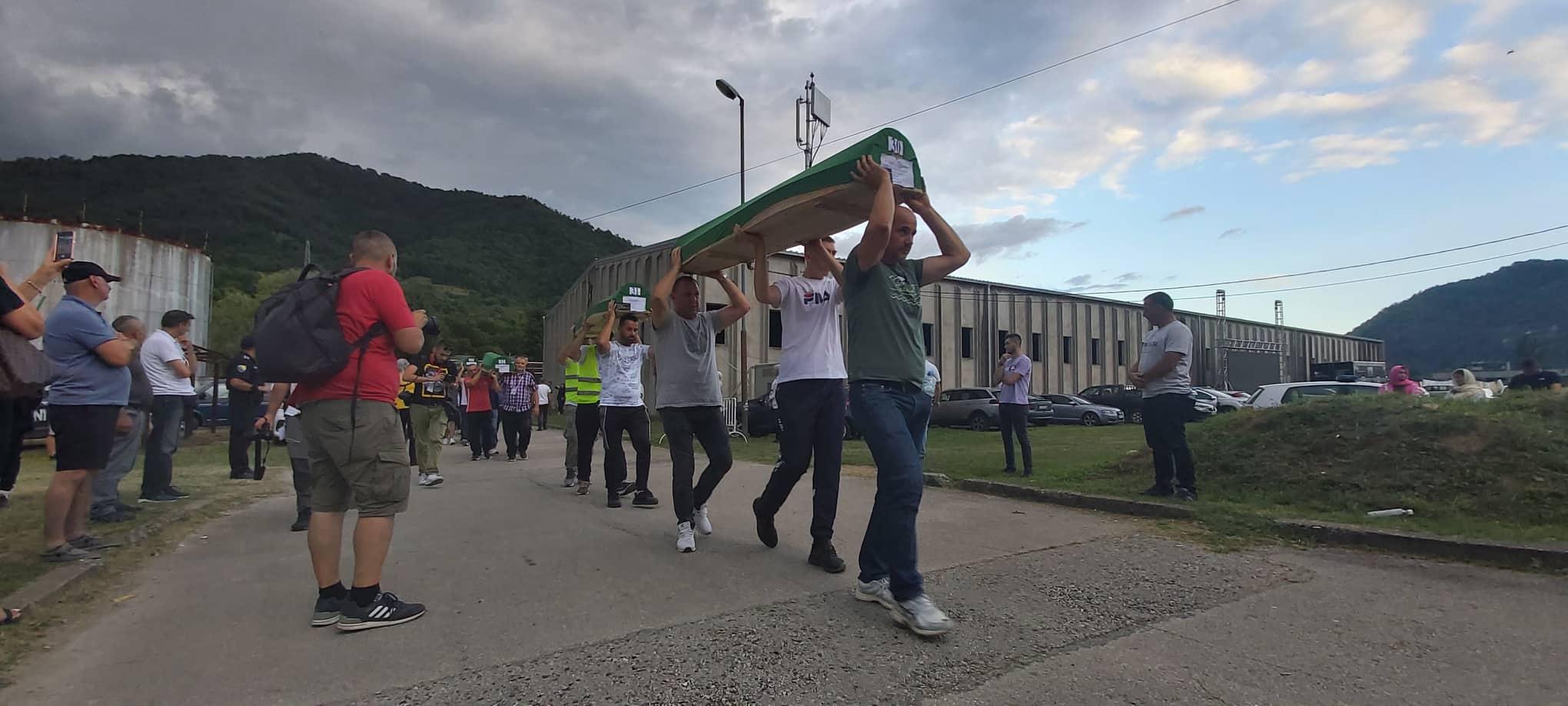 Učesnici “Marša mira” i porodice žrtava genocida prenose tabute do Musalle - Avaz