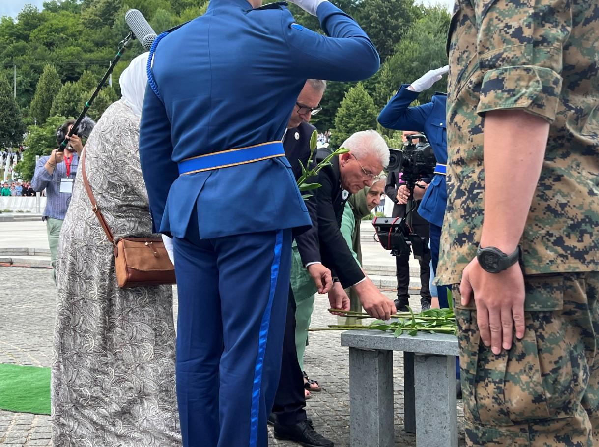 Polaganje cvijeća domaćih političkih zvaničnika na na spomen-obilježju u Memorijalnom centru u Potočarima - Avaz