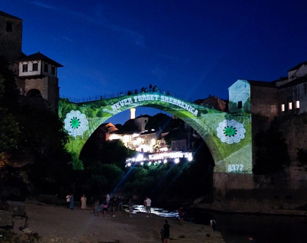 Srebrenički cvijet na Starom mostu - Avaz