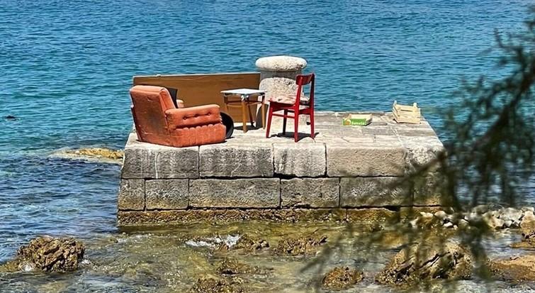 Nepoznata osoba na plaži na Silbi napravila dnevni boravak s foteljom, stolicama i stolom - Avaz