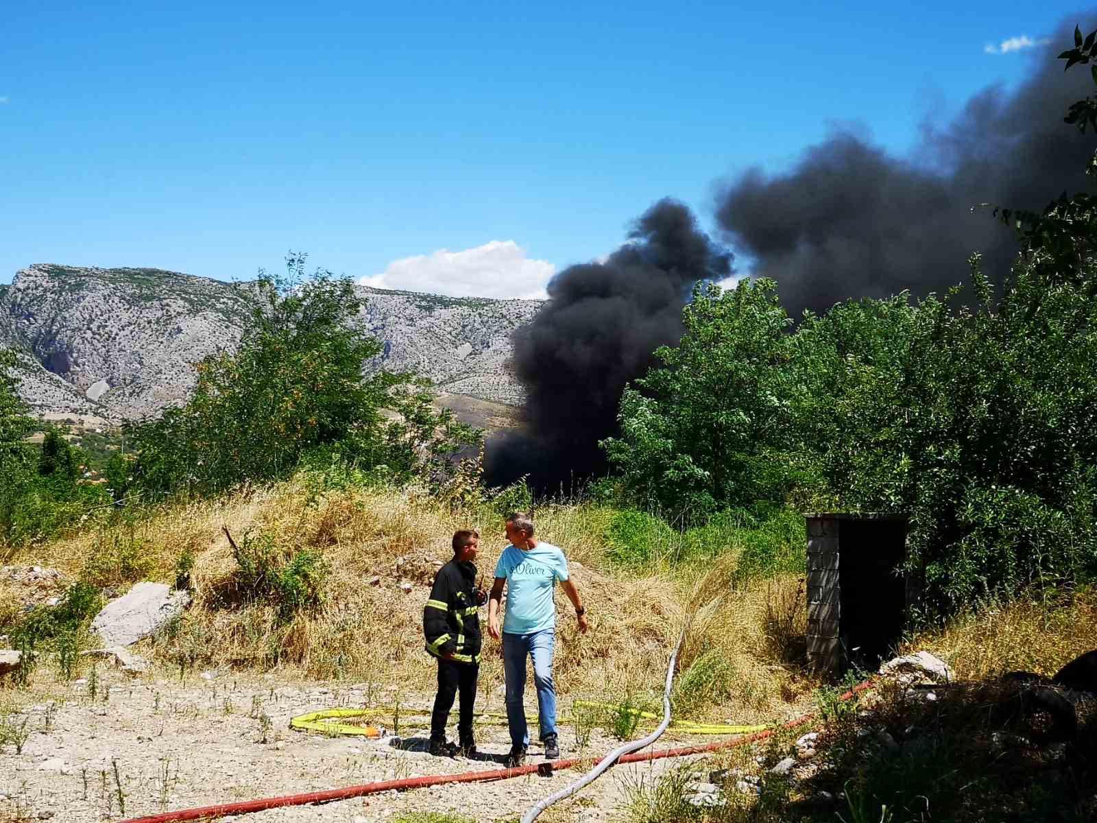 I dalje dramatično kod Mostara: Privredni objekti i benzinska pumpa za sad odbranjeni, ali požar nije ugašen