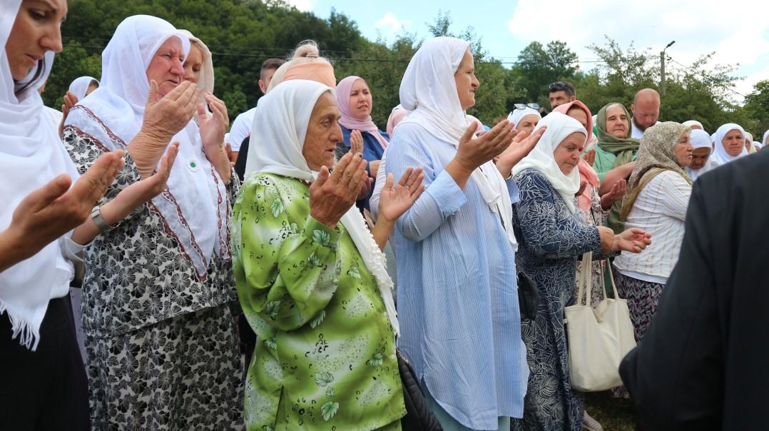 Preživjeli Srebreničani obilježili godišnjicu u Kravici: Odata počast za 1.316 Bošnjaka