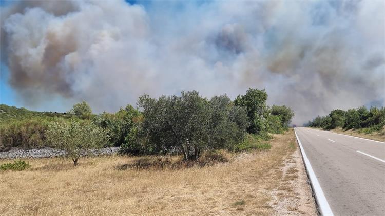 Vatrogasci kažu da je kanader otišao s vodičkog područja prema Kistanju - Avaz