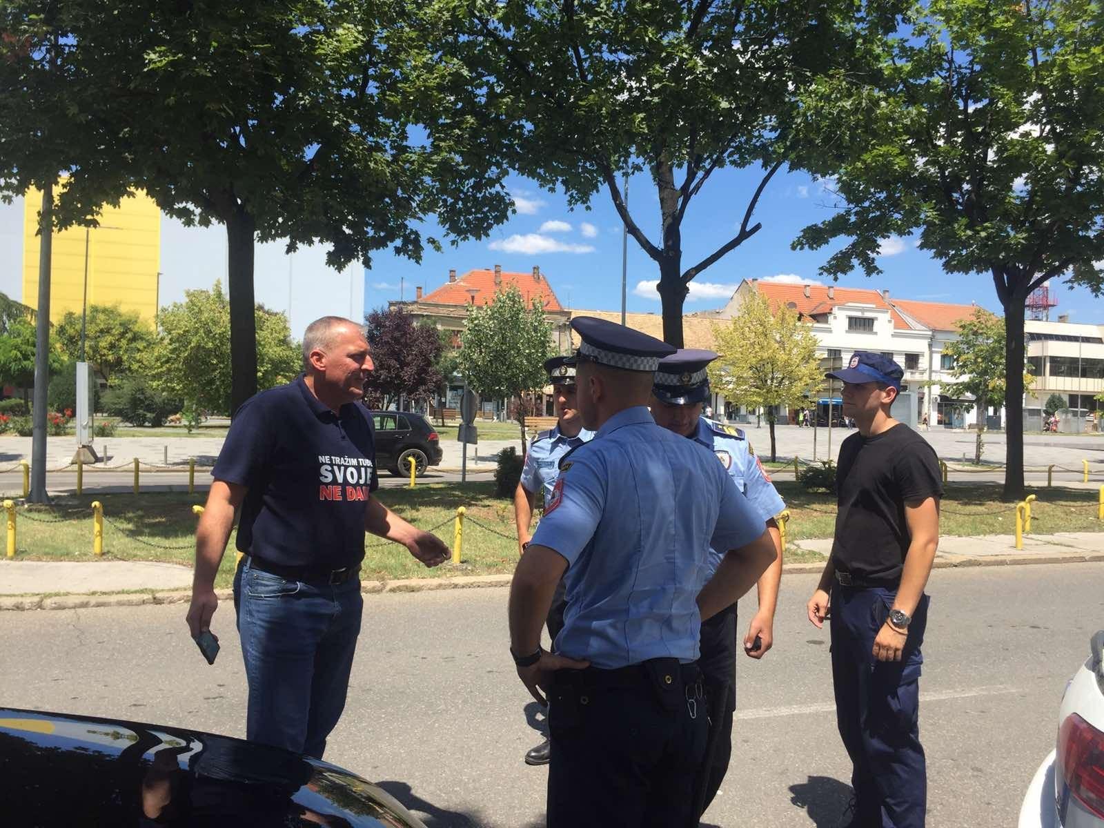 Stevo Lazić objašnjava policajcima da je krenuo do banke - Avaz