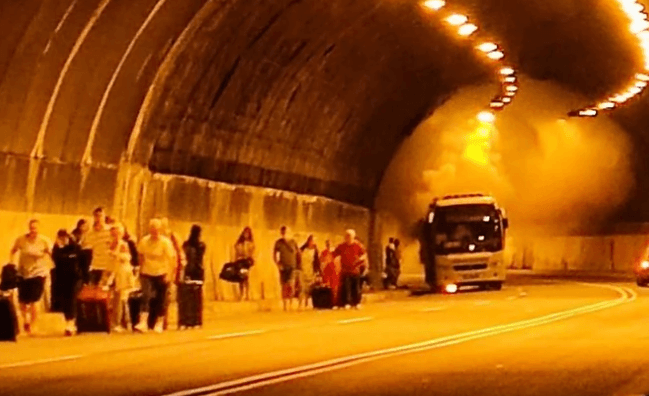 Zapalio se autobus pun putnika: Gust dim se širio tunelom, putnici s koferima išli pješke, "Teško smo disali"