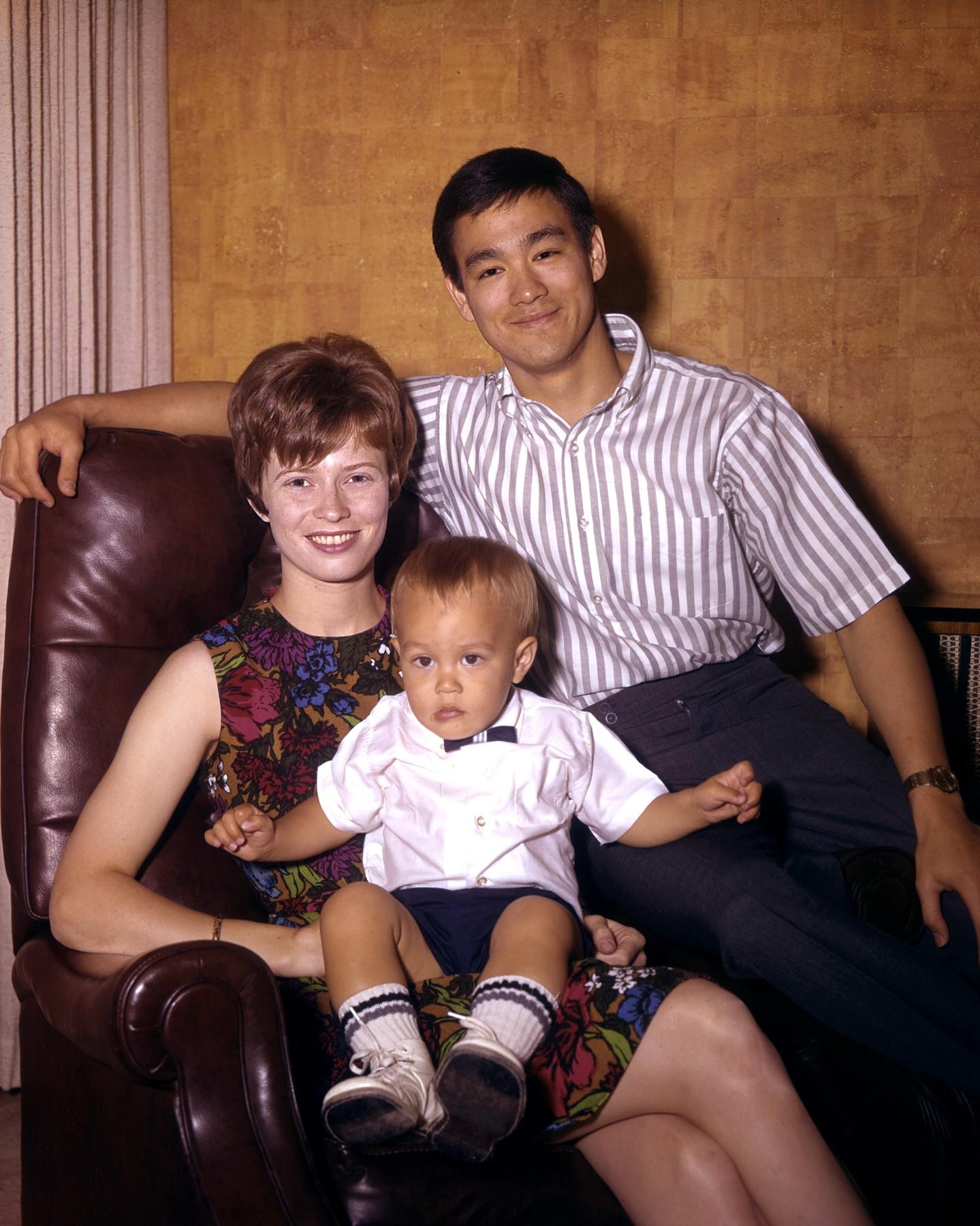 Brus Li sa suprugom i sinom Brendonom - Avaz