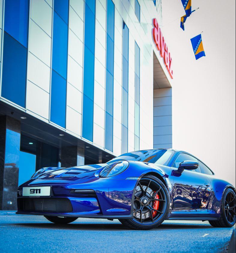 Kompanija "Porsche BH" d.o.o, brend Porsche, odradila je photoshooting ispred „Avaz Twist Towera“ - Avaz