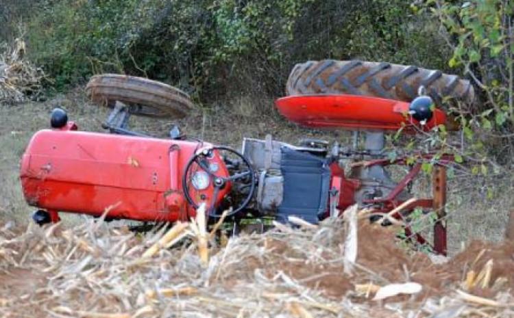 Užas: Prilikom prevrtanja traktora poginula žena