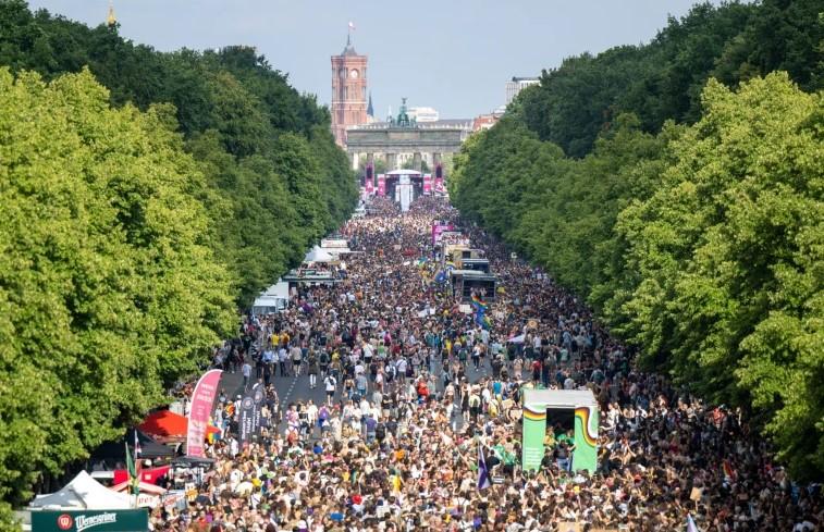 150.000 ljudi na Paradi u Berlinu: Ujedinjeni u ljubavi, protiv mržnje i rata