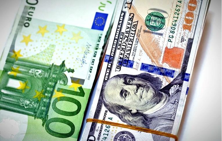 Nakon povećanja kamata, euro ojačao prema dolaru