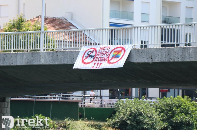 Transparent "Niste dobrodošli" u Trebinju: Kome smetaju "Karne" i LGBT?