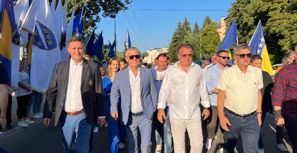 Nikšić, Radončić, Kasumović, Bećirović i Konaković stigli na proteste ispred OHR-a