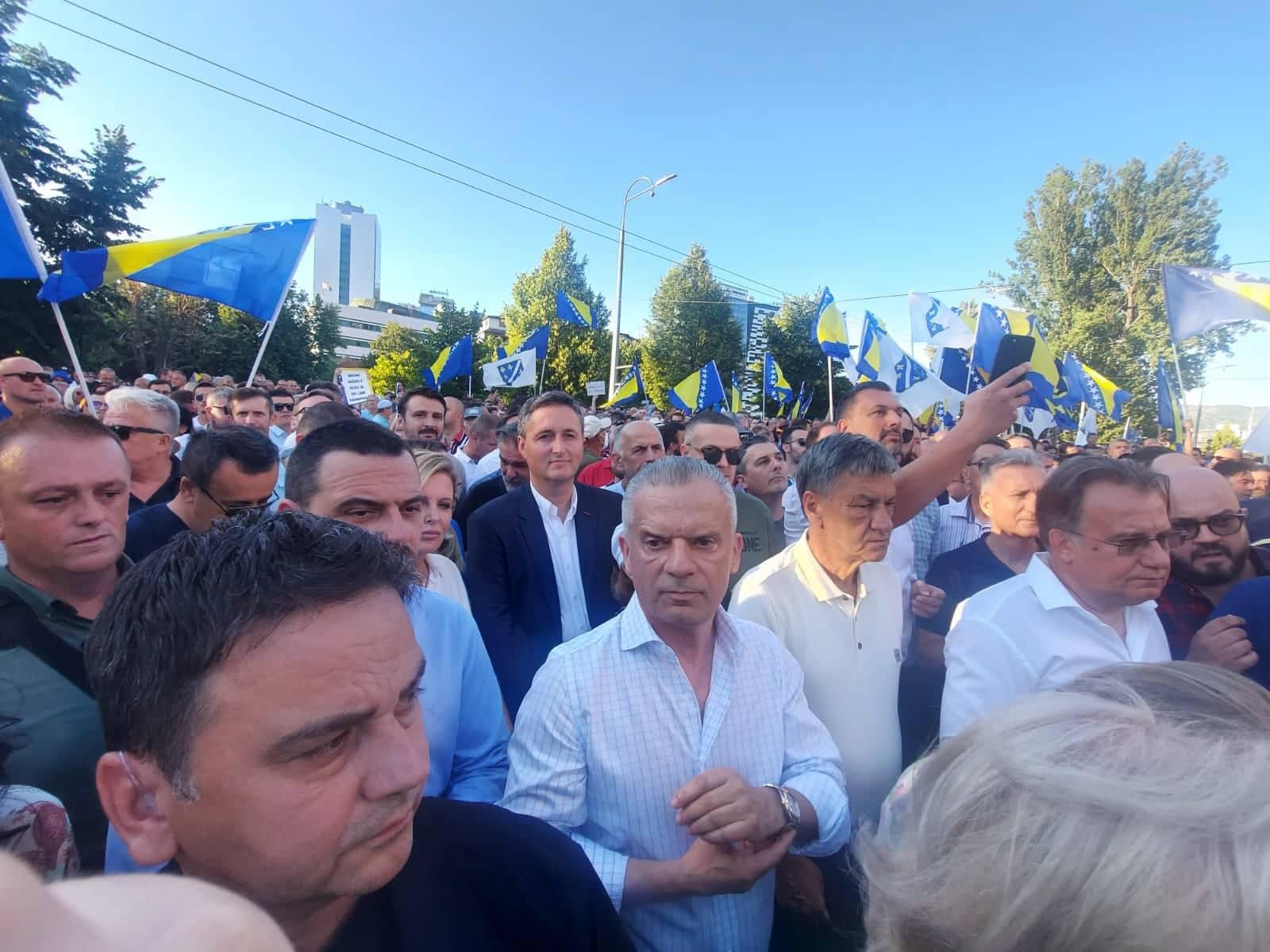 Fahrudin Radončić na protestima - Avaz