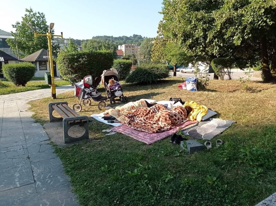 Građani spavaju u Zavidovićima na ulici - Avaz