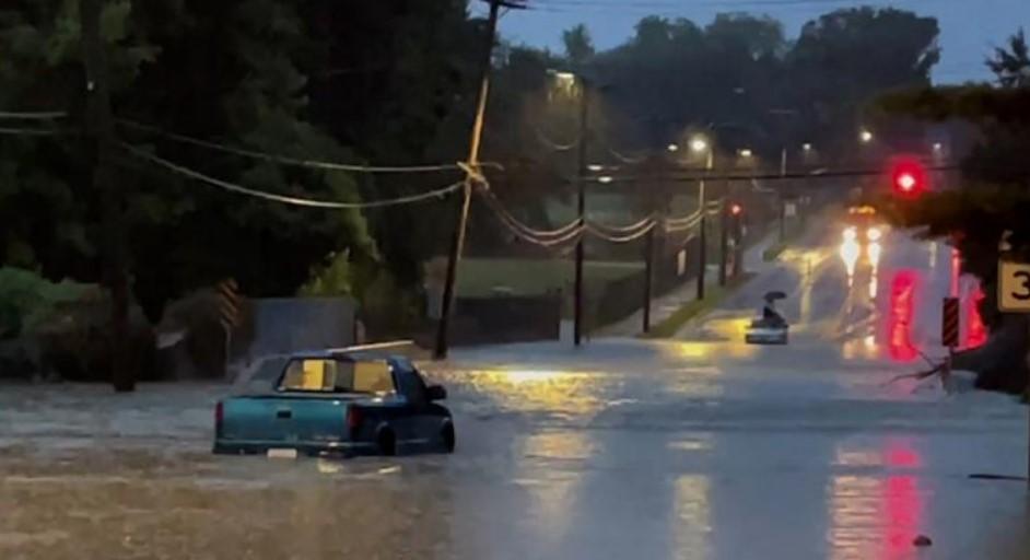 Rekordne padavine izazvale velike poplave u SAD