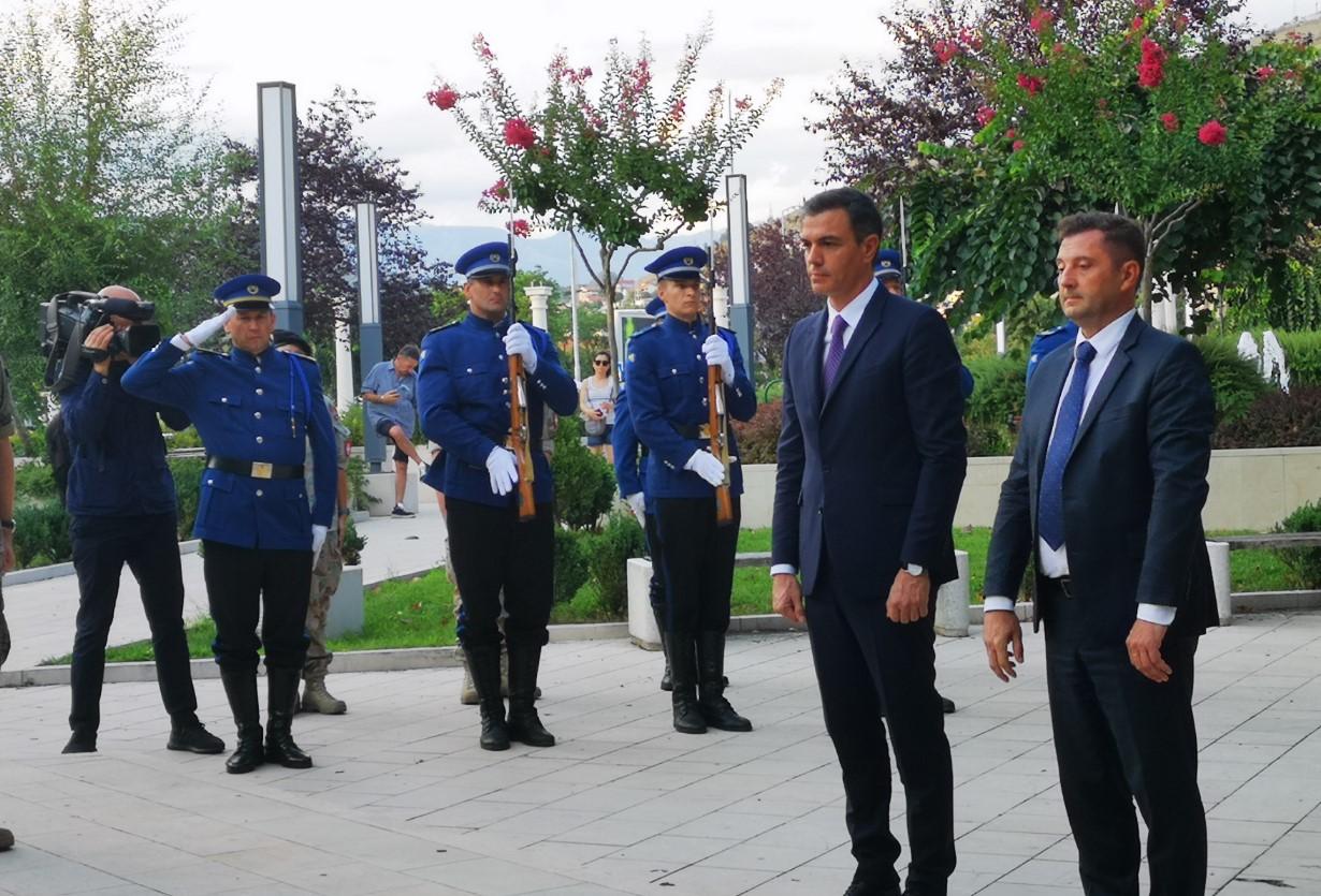 Pedro Sančez u Mostaru: Položio cvijeće na spomenik poginulim španskim vojnicima