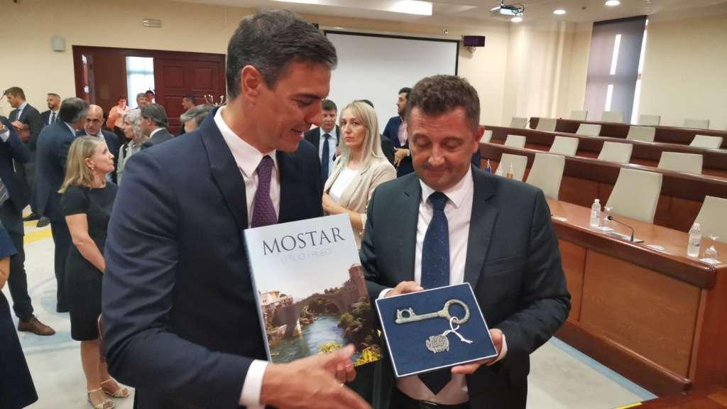 Gradonačelnik Mostara španskom premijeru poklonio ključeve Grada i monografiju