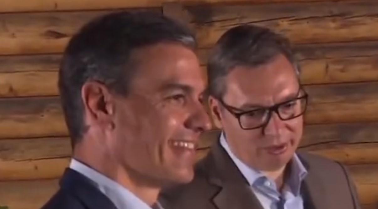 Društvenim mrežama kruže šale da je Vučić pokušao "zavesti" španskog premijera