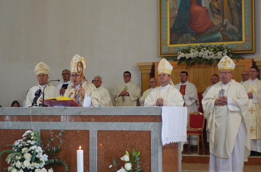 Kardinal Puljić predvodio Misno slavlje na peti Porodični dan u BiH u Kupresu
