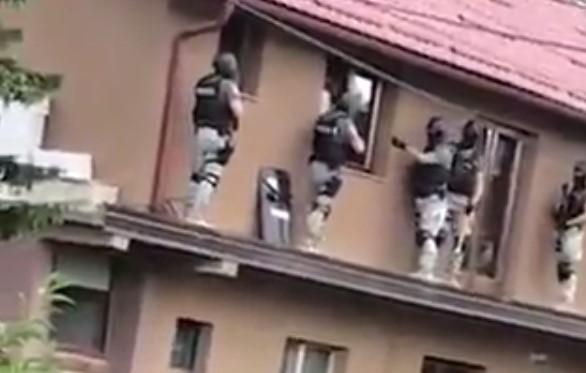Video / Specijalci ulaze u kuću gdje je muškarac bio zatočen u Švrakinom Selu