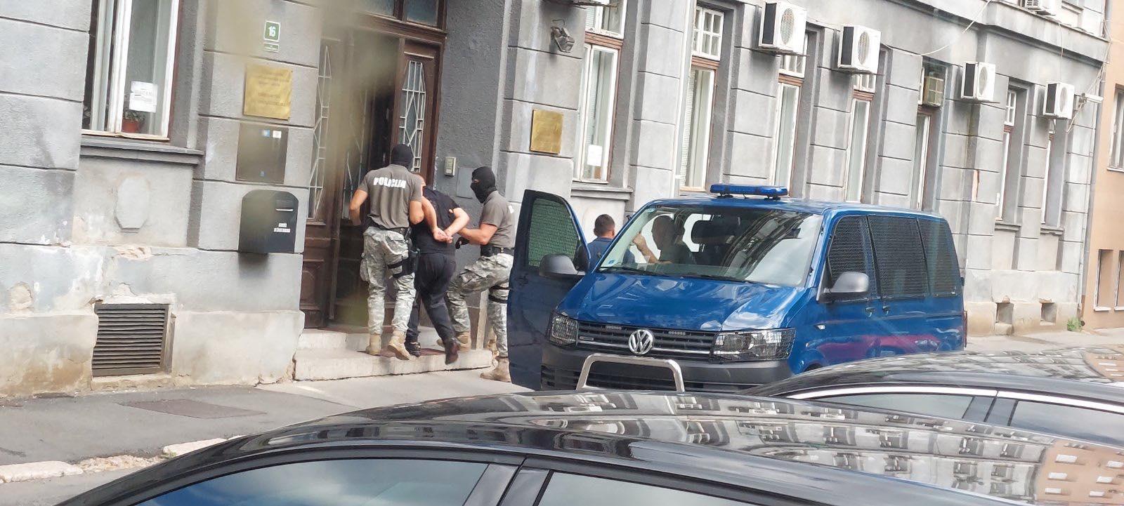 Privođenje uhapšenih u akciji "Nevera": Preprodavali drogu u BiH i distribuirali je prema narkotržištu zemalja EU