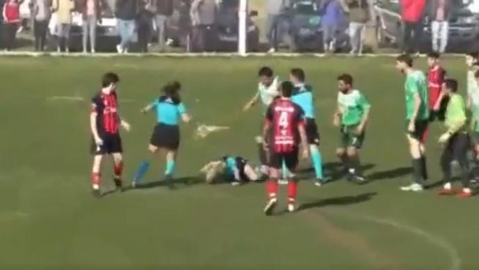 Ništa novo za Argentinu: Fudbaler potpuno poludio i nokautirao sutkinju usred utakmice