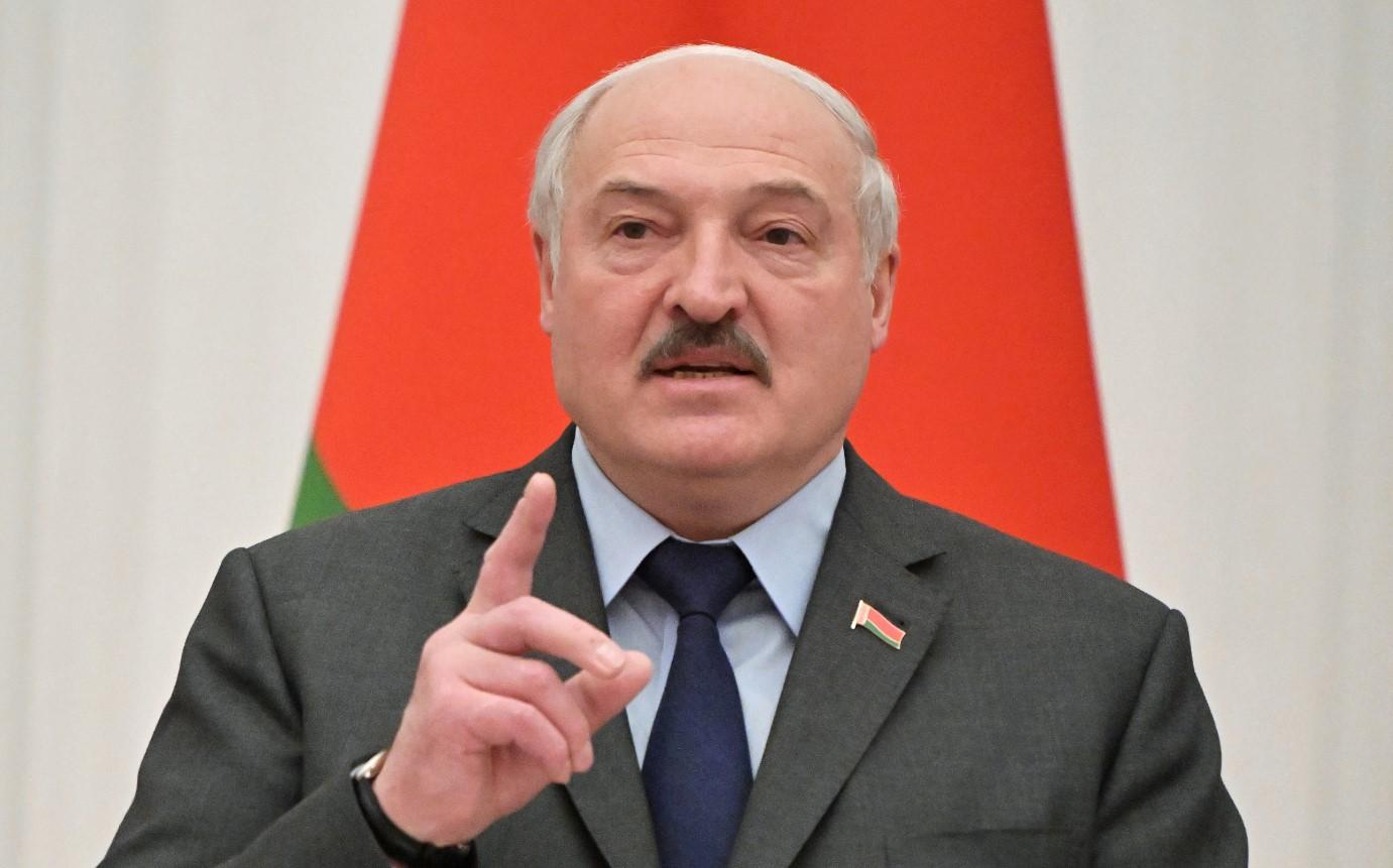 Lukašenko: Srbija neće moći da sjedi na više stolica