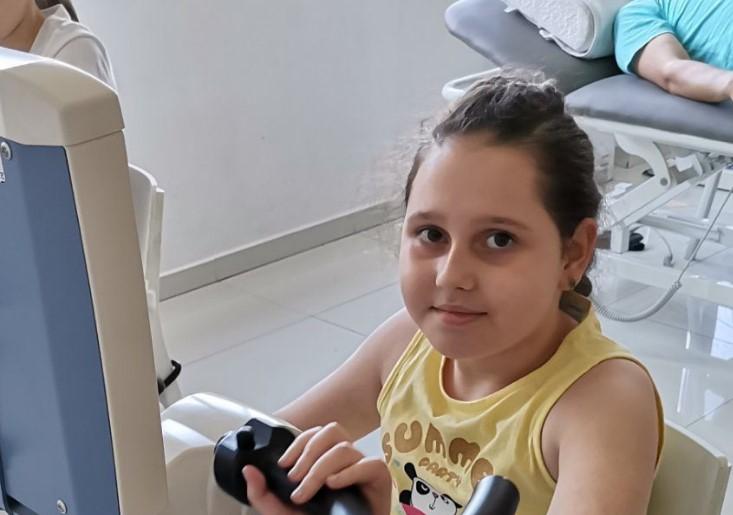 Desetogodišnja Esma Ovčina započela sa neurorehabilitacijskim vježbama u Nišu