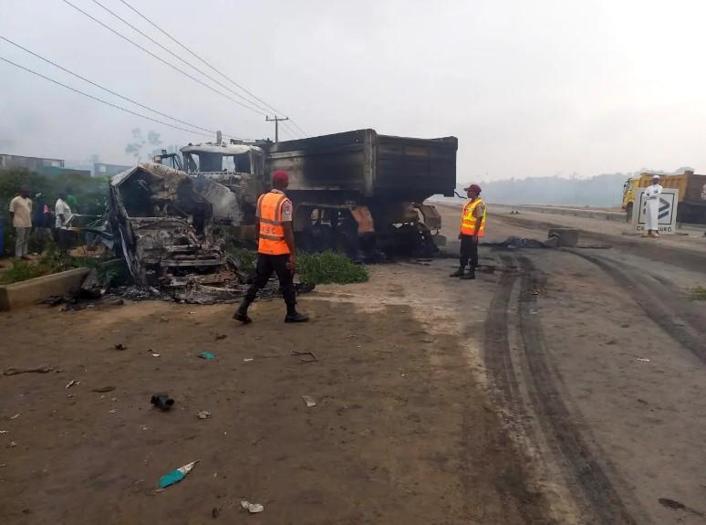 Sudarili se autobus i kamion: Poginulo 16 osoba