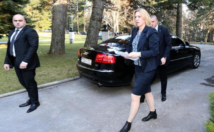 Detalji napada na službeni automobil Cvijanović: Predsjednica RS-a nije bila u vozilu