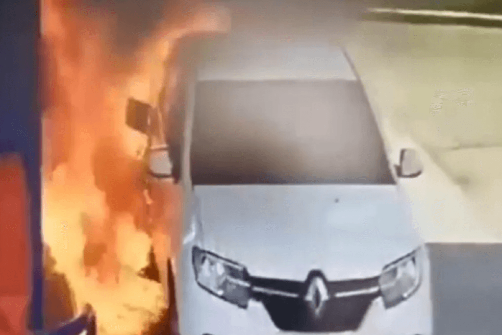 Automobil se zapalio na benzinskoj pumpi - Avaz