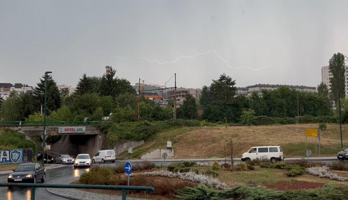 Osvježenje nakon visokih temperatura: Pljusak i grmljavina u Sarajevu