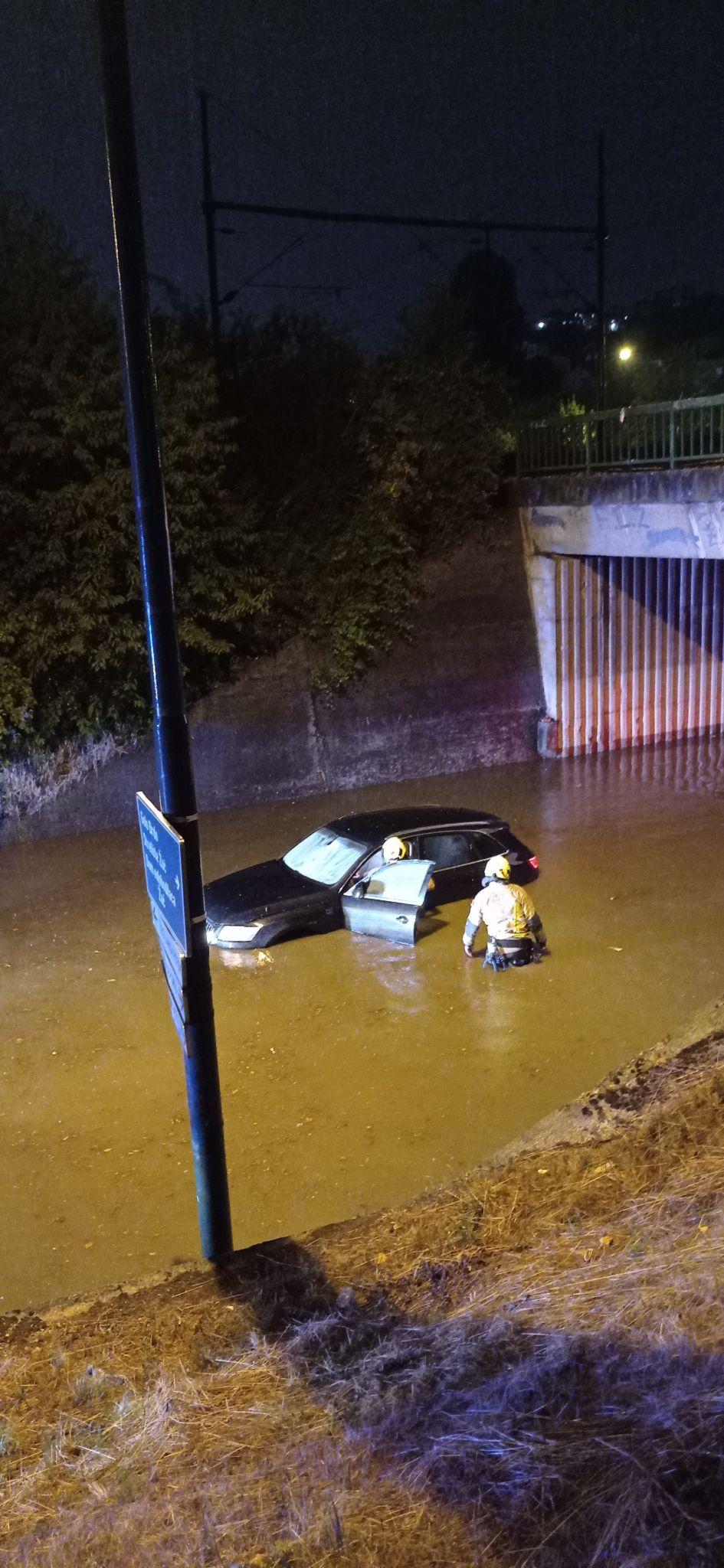 Spašavanje vozača koji je "zaglavio" pod vodom - Avaz
