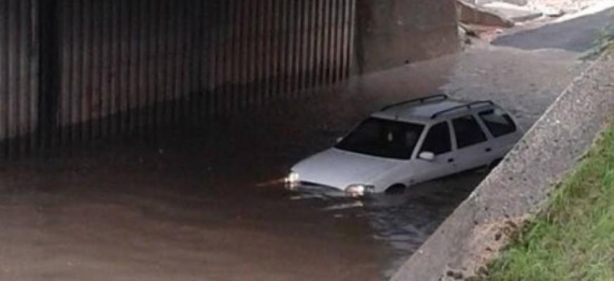 Potopljen automobil - Avaz