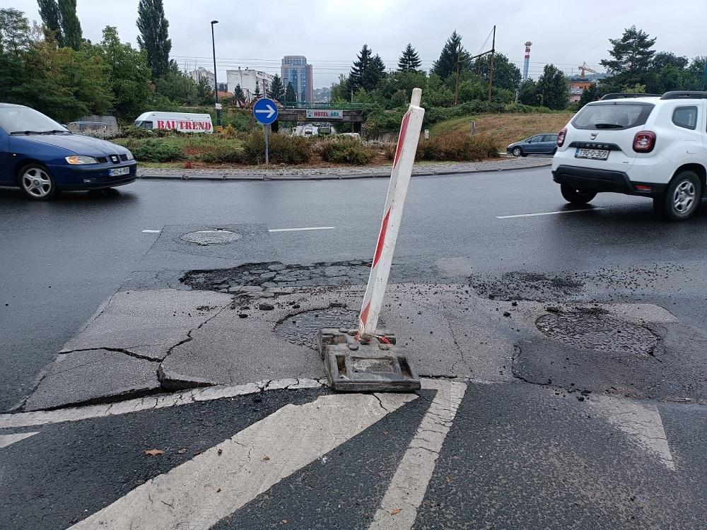 Propali asfalt kod kružnog toka - Avaz