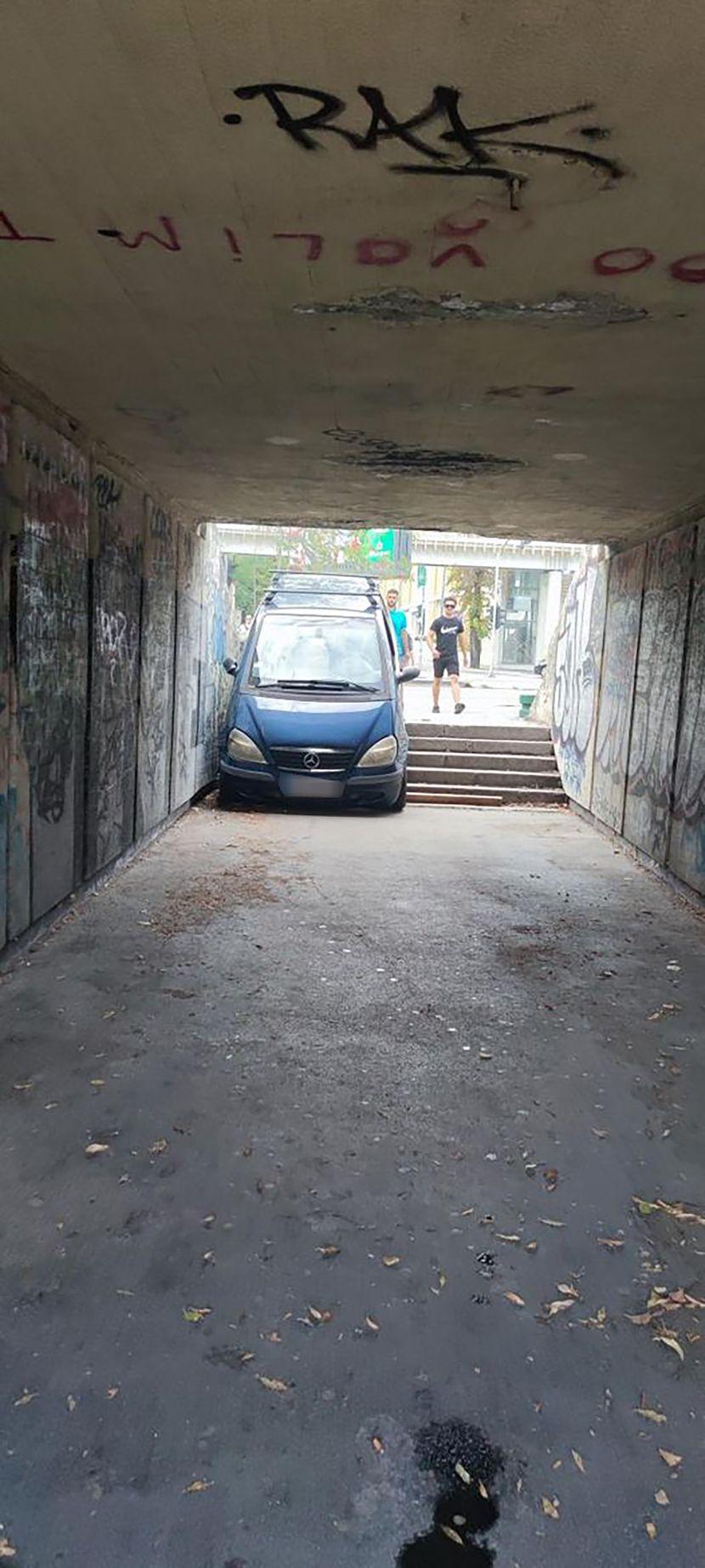 Mercedes se zaglavio u tunelu na stepenicama - Avaz