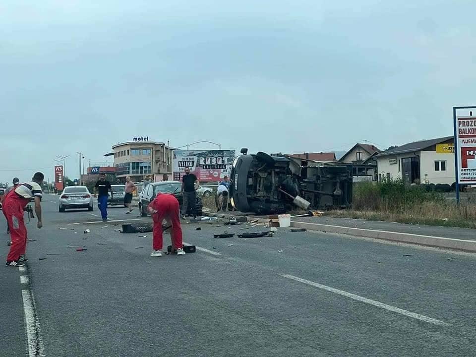 Saobraćajna nesreća na putu Živinice-Kalesija: Automobil se prevrnuo, jedna osoba povrijeđena