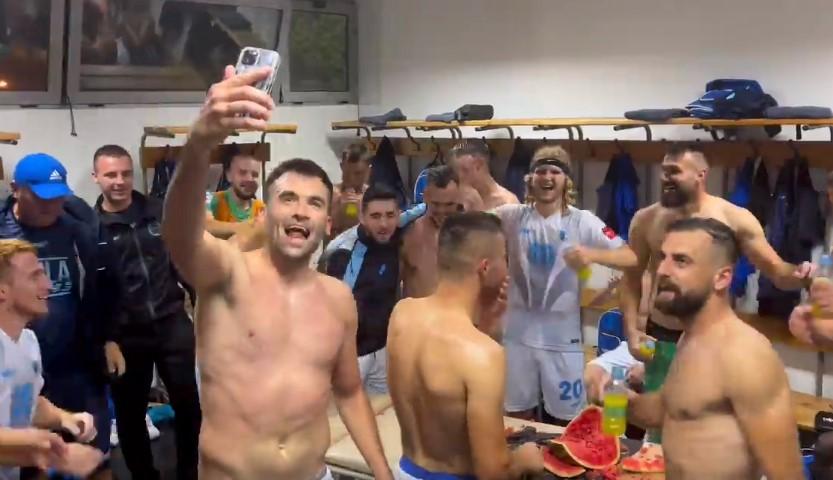 Nakon što su potopili bordo tim, fudbaleri Tuzla Cityja slavili su u svlačionici uz hitove Sinana Sakića