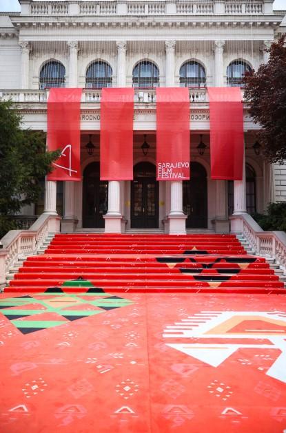 Crveni tepih postavljen ispred Narodnog pozorišta u Sarajevu - Avaz